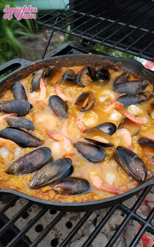 https://www.sparklesofyum.com/wp-content/uploads/2017/08/seafood_paella_N4.jpg