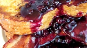 Blueberry and Bacon French Toast Recipe - Oh my heavens! Blueberry and Bacon French Toast is my new obsession! Weekend brunch, holiday breakfast or breakfast for dinner, I'll take any and all if this is on the table!