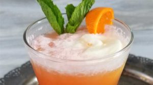 Brighten up your weekend brunch with all the creamy, orangey goodness of this fun, bubbly, slushy, yummy Creamsicle Mimosa Sunrise Float!
