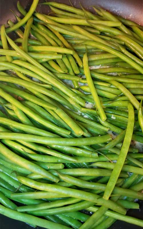 French Green Beans with Almonds Recipe - French Green Beans that are buttery and nutty, with a hint of lemon and garlic for some extra tasty goodness!