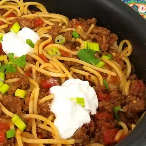 Taco Spaghetti Recipe - Quick easy and full of flavor, that's what I like for a busy weeknight dinner, and this Taco Spaghetti recipe come together in under 30 minutes. the perfect no fuss, quick clean up dinner.