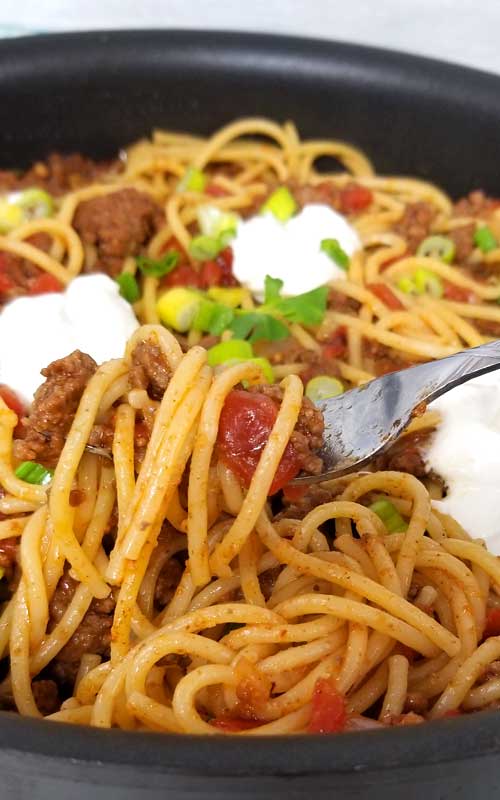 Taco Spaghetti Recipe - Quick easy and full of flavor, that's what I like for a busy weeknight dinner, and this Taco Spaghetti recipe comes together in under 30 minutes. the perfect no fuss, quick clean up dinner.