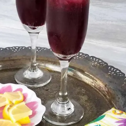 Sweet and tangy. A refreshing lemon twist for our Blueberry Lemonade Bellini makes this very berry bellini a perfect fruity favorite brunch sipper, because well we love sparkling brunch drinks don't we ladies? I know we do.