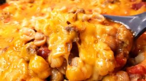 Need a great everyday meal that tastes delicious? Well, I've got you covered with this Cheesy Hamburger Skillet!
